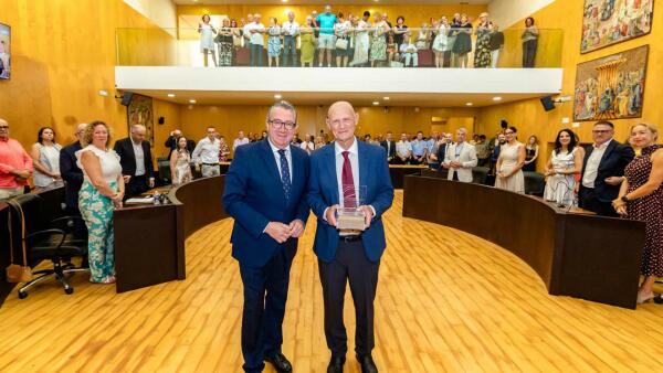 Benidorm entrega la &lsquo;Distinci&oacute;n Europa&rsquo; al investigador Juan Carlos Izpis&uacute;a Belmonte, referencia mundial en medicina regenerativa