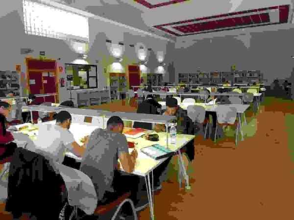 Gran &eacute;xito del horario extraordinario de ex&aacute;menes  de la Biblioteca de Caravana 