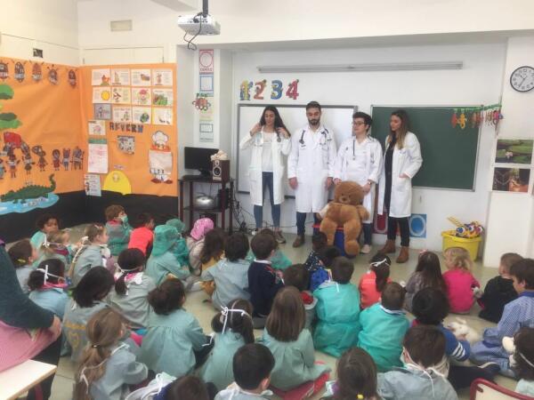 Un &ldquo;Hospital de los Ositos&rdquo; en los coles de Finestrat para que los menores pierdan el miedo a ir al m&eacute;dico 