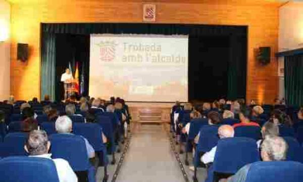 M&aacute;s de 100 vecinos participan en el encuentro con el alcalde para mejorar Finestrat 