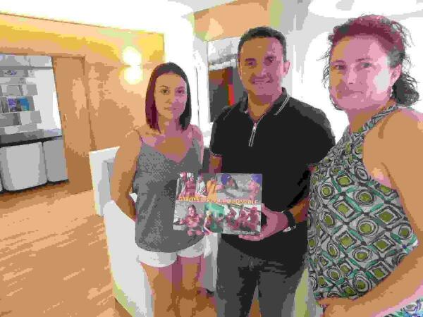 La Nuc&iacute;a &middot; El Colegio Secanet entrega un regalo al alcalde  por facilitar la Piscina de forma gratuita 