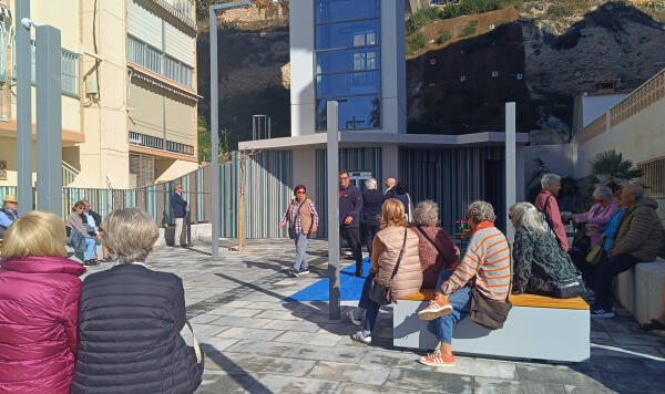 Villajoyosa pone en marcha el ascensor que conecta de forma accesible la playa Centro con Barberes Sur 