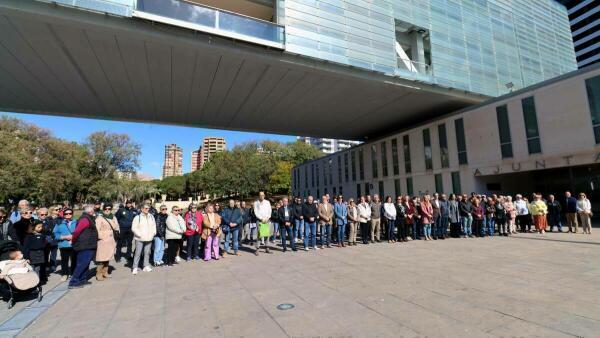 Benidorm guarda silencio por las víctimas del devastador incendio de València  