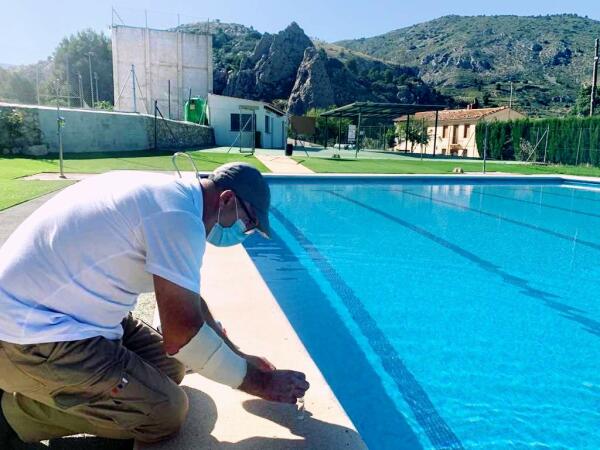 El Ayuntamiento de Confrides / L'Abdet abre la piscina municipal con rigurosas medidas sanitarias en prevenci&oacute;n de la COVID-19. 