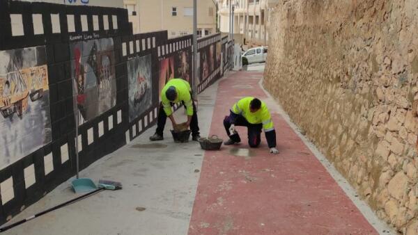 El Ayuntamiento de la Vila Joiosa ultima la puesta a punto de las bajadas temáticas a la playa Centro