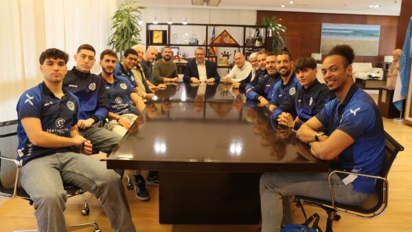 Toni Pérez traslada el apoyo de la ciudad al Servigroup Playas de Benidorm ante la fase de ascenso a la Superliga Masculina de Voleibol