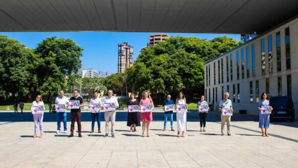 Minuto de silencio en Benidorm en memoria de la mujer asesinada el viernes en Tenerife 