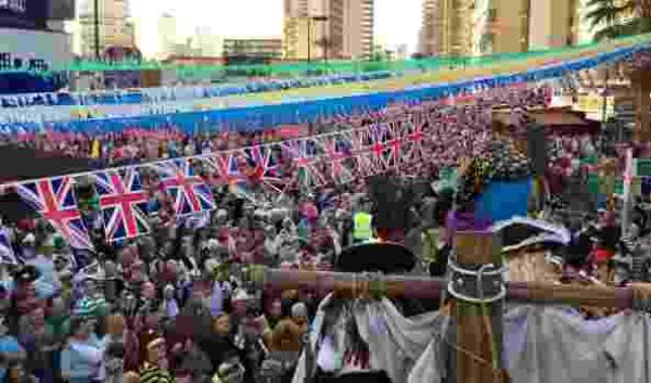 Benidorm &middot; La meteorolog&iacute;a adversa obliga a suspender el desfile de carrozas del &lsquo;Fancy Dress&rsquo; 