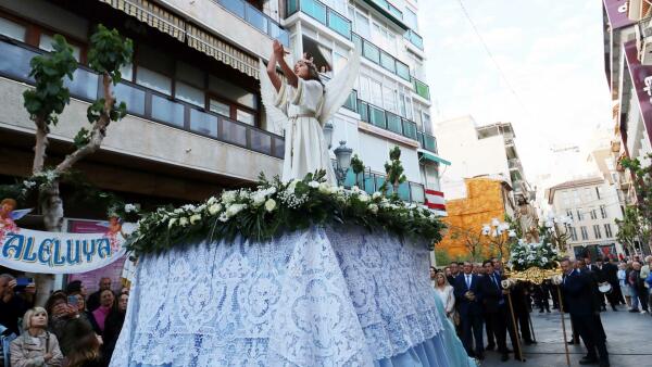 Cientos de personas salen a la calle el Viernes Santo para vivir en Benidorm la Procesión del Santo Entierro