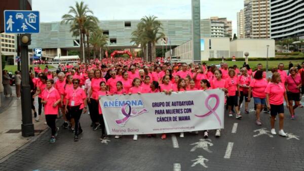 La ‘marea rosa’ de Anémona llena las calles de Benidorm 