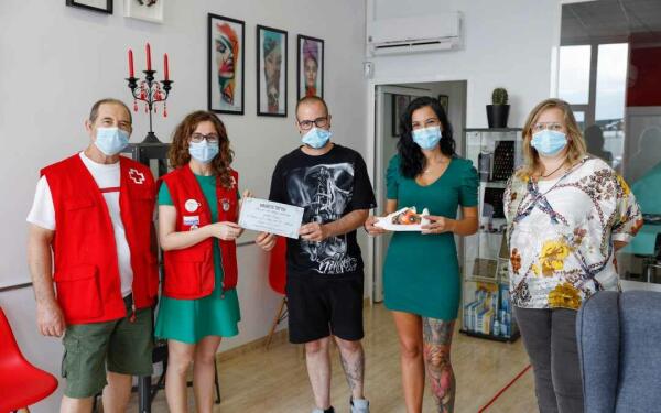 Magnetic Tattoo recauda 330 euros para Cruz Roja con la subasta de unas zapatillas tatuadas