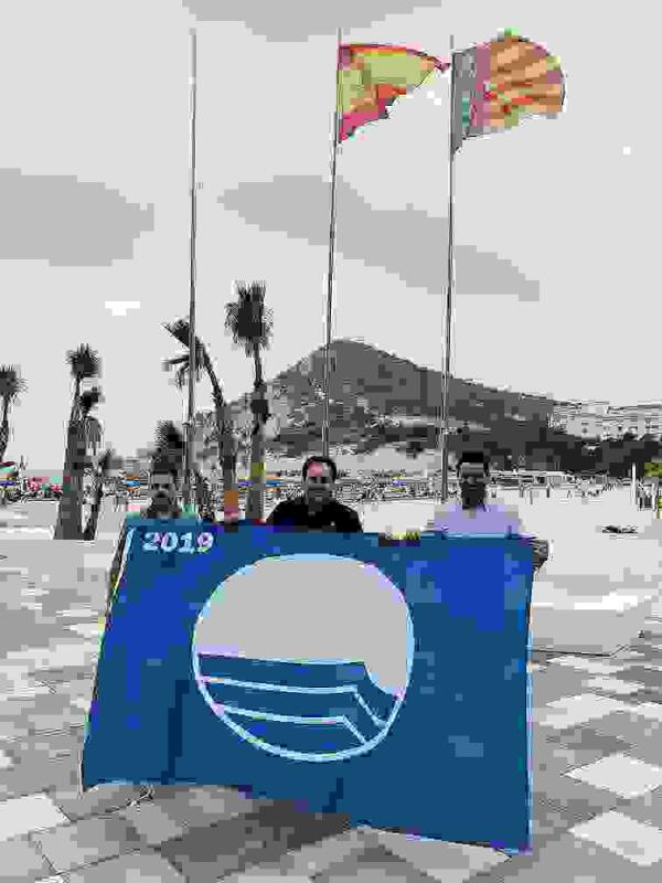 La Bandera Azul ondea ya en el nuevo paseo de La Cala de Finestrat