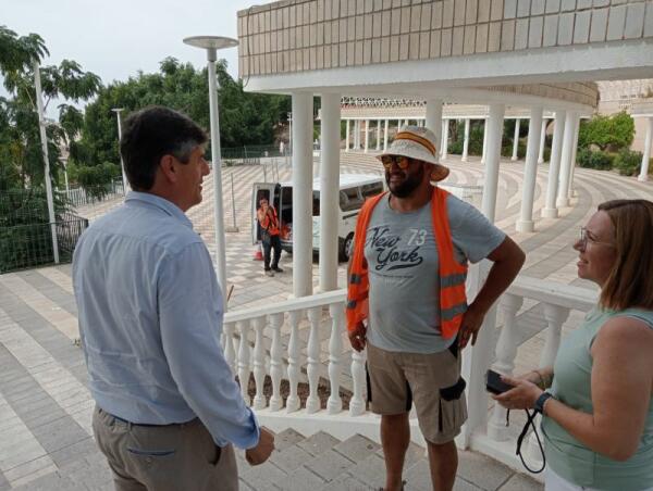 Dos cubas de agua limpian a fondo las calles de Villajoyosa todas las mañanas 