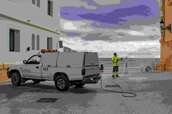 Un nuevo veh&iacute;culo pulverizador para desinfectar las calles estrechas del casco antiguo 