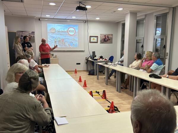 30 personas asisten a la charla en inglés sobre la ley de Tráfico en España