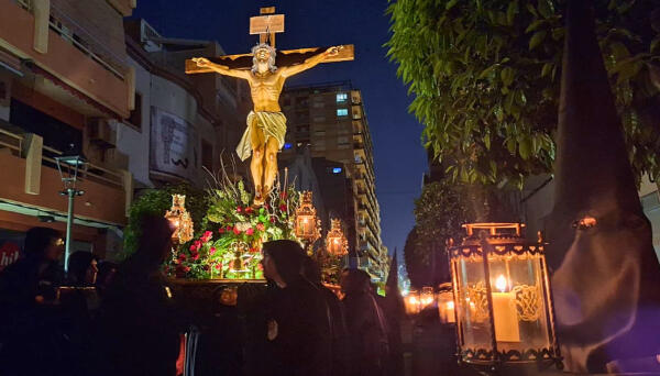 La imagen del Cristo de la Fe recorre las calles de Villajoyosa en la procesi&oacute;n del silencio