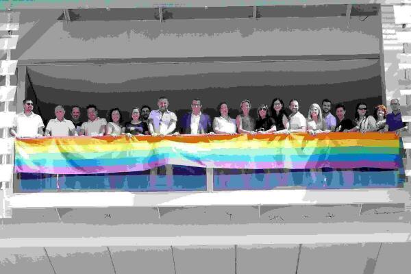 Izada la bandera LGBTi en conmemoración del Día del Orgullo en el Ayuntamiento de Benidorm