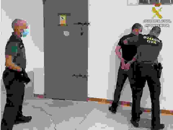 La Guardia Civil detiene a tres personas especializadas en el robo y hurto al descuido en el interior de veh&iacute;culos.