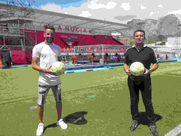 El futbolista chileno Isla se pone &ldquo;a punto&rdquo;  en La Nuc&iacute;a mientras decide su &ldquo;futuro&rdquo;. 
