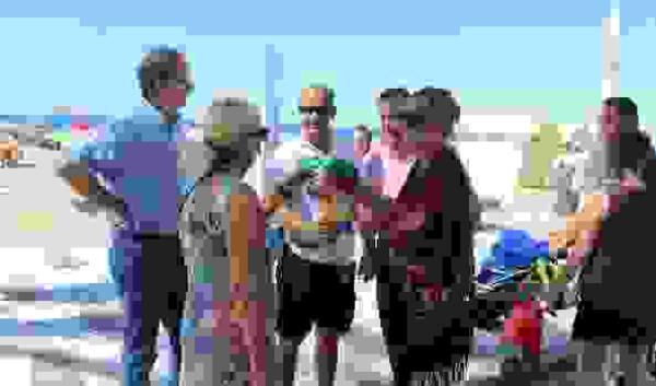 La empresa de las playas, RA Benidorm, reparte cono-ceniceros para evitar colillas y mantener limpia la arena