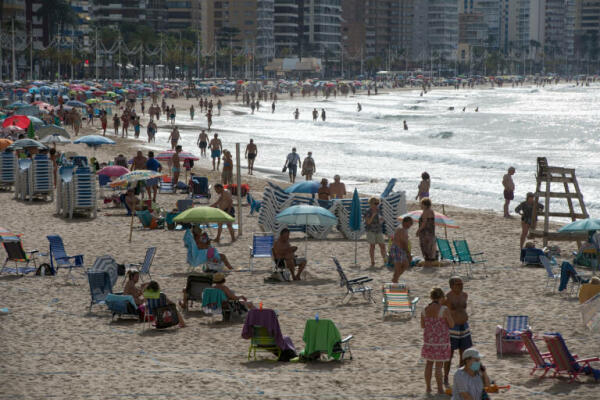 Los hoteleros de Benidorm esperan que el permiso de entrada a menores pare las cancelaciones de británicos