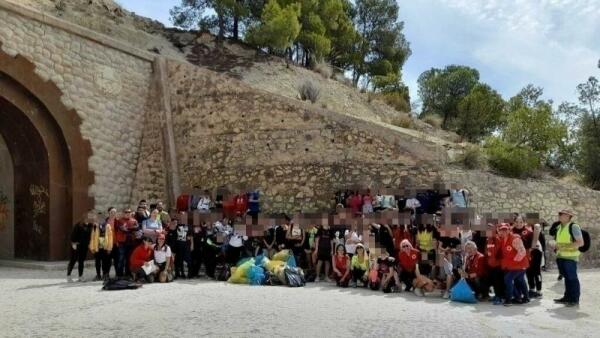 La Vila Joiosa celebra unas jornadas multidisciplinares en el entorno del pantano del Amadorio junto al IES Malladeta para inculcar valores medioambientales