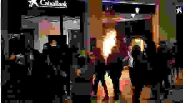 El terrorismo callejero de los vándalos separatistas incendia Barcelona 