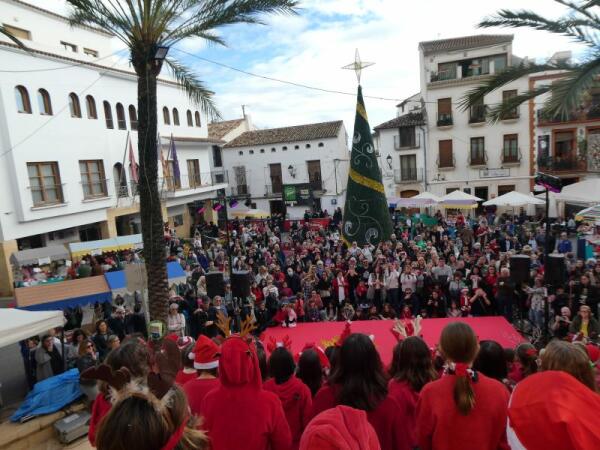 La magia de la navidad volvió a la plaça Major con la XI Feria Solidaria 