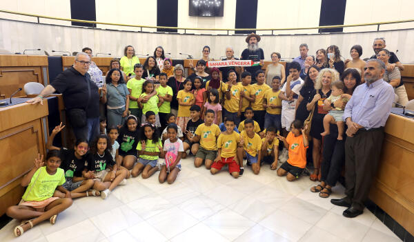 Más de cuarenta niños y niñas saharauis del programa solidario ‘Vacaciones en Paz’ visitan el Palacio Provincial