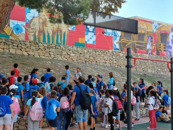 Villajoyosa rinde homenaje al pueblo gitano con un mural que dignifica la memoria y la diversidad cultural  