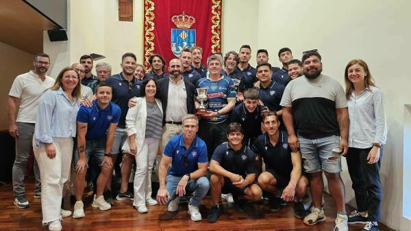 El Alcalde Marcos Zaragoza felicita a los jugadores del equipo Huesitos La Vila por su ascenso a la primera división nacional de rugby 