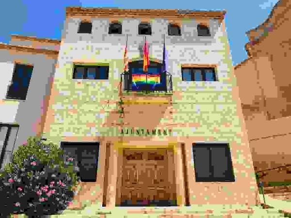Finestrat, municipio por la diversidad y en contra de la LGTBIFOBIA, iza la bandera arco iris con motivo del d&iacute;a del orgullo LGTBI. 