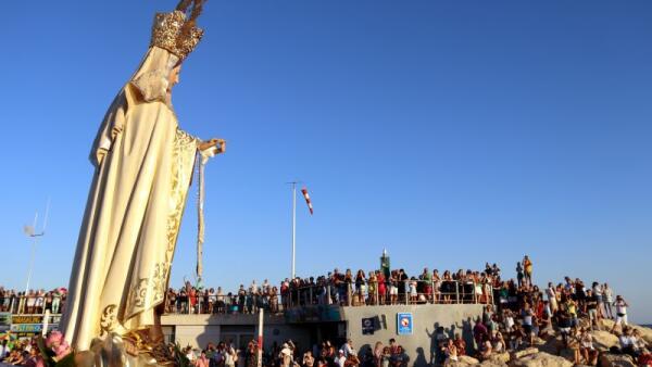 Benidorm despide las fiestas del Carmen con la procesión marinera y el verso a la Virgen 