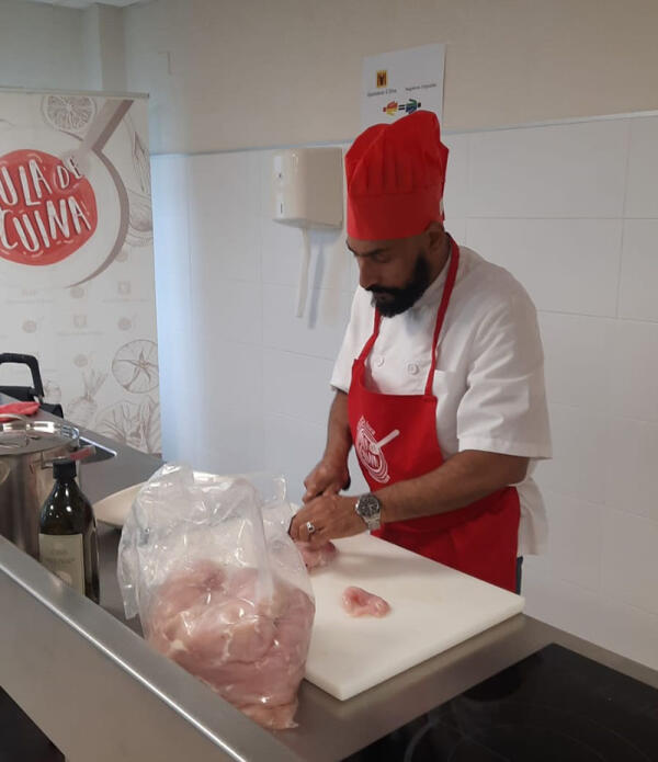 Los alumnos de 6º de Primaria aprenden cocina internacional en el “Aula de Cuina”