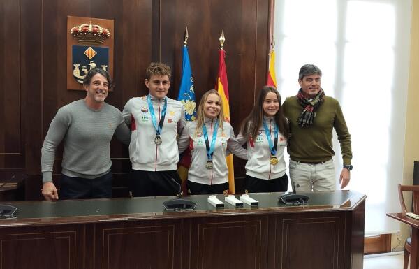 El Alcalde Marcos Zaragoza recibe a Andrea Jim&eacute;nez, Pau S&aacute;nchez y Sara Mengual, palistas que lograron medallas en el &uacute;ltimo Mundial de Kayak de Mar de Sud&aacute;frica