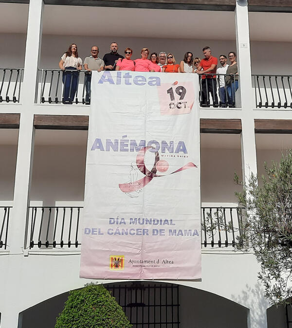 Una pancarta en el balcón del Ayuntamiento conmemora el 19 de Octubre, Día Mundial  del Cáncer de Mama