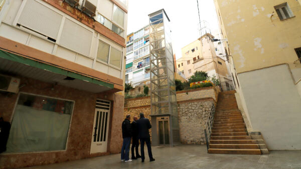 Benidorm pone en marcha el ascensor de la calle Jilguero para hacer más accesible la conexión entre Jaime I y Tordo