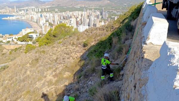 Benidorm inicia una campaña de limpieza y desbroce de caminos rurales, laderas y parkings disuasorios  