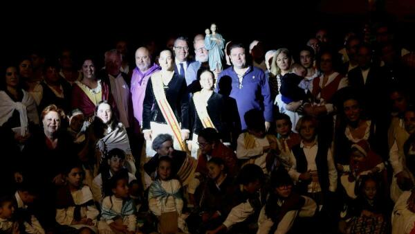 Benidorm revive el Hallazgo de la Mare de Déu y la abraza con miles de flores en la Ofrenda