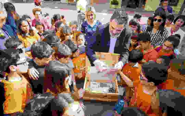 L’Alfàs conmemora el 183 aniversario de su fundación enterrando una cápsula del tiempo bajo el nuevo pino