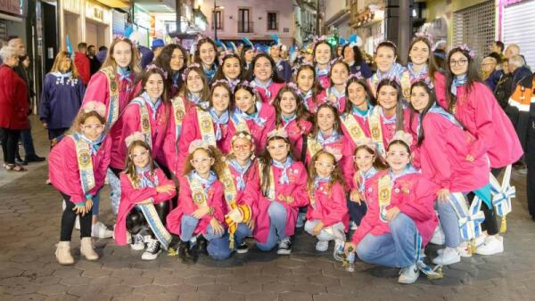 Más de 4.500 festeros colorean la noche de Benidorm en la Entrada de Penyes más esperada 