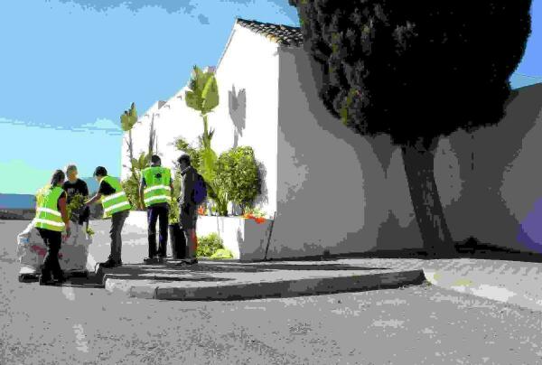 Alumnos de Jardiner&iacute;a del IES Callosa d&rsquo;en Sarri&agrave; ponen a punto el cementerio para el D&iacute;a de Todos los Santos