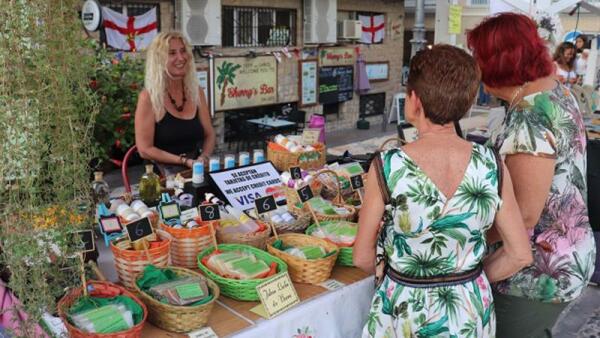 ‘Les Nits del Castell’ reúnen un año más a pintores y artesanos en las plazas de Castelar y Senyoria