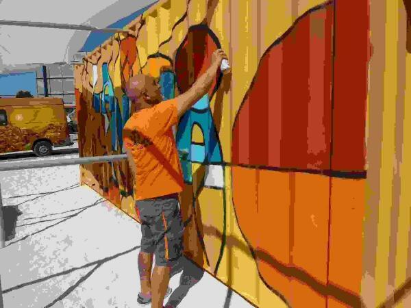 El artista Tom Rock “grafitea” la zona de Parkour de #LaNuciaCiudadDelDeporte 