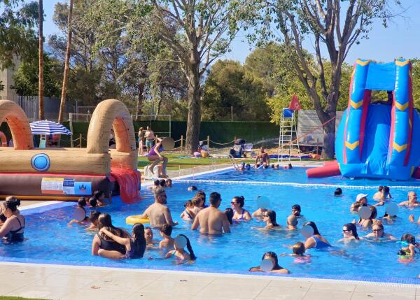 La Festa Aquàtica de Polop de la Marina llena la Piscina Municipal en una jornada marcada por la diversión