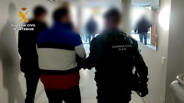 La Guardia Civil desarticula una organización criminal que botaba narcolanchas en las costas alicantinas 