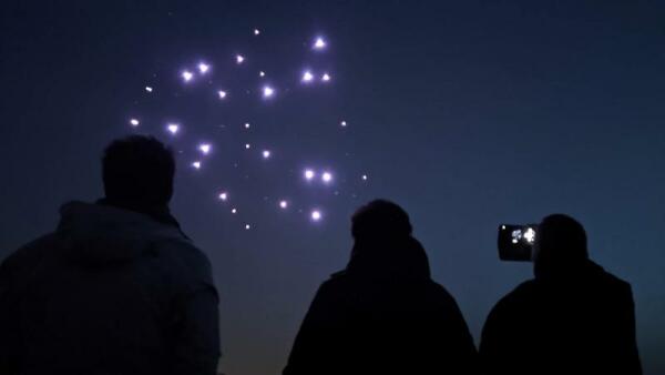 Benidorm ofrece este sábado un espectáculo nocturno con drones en la playa de Levante