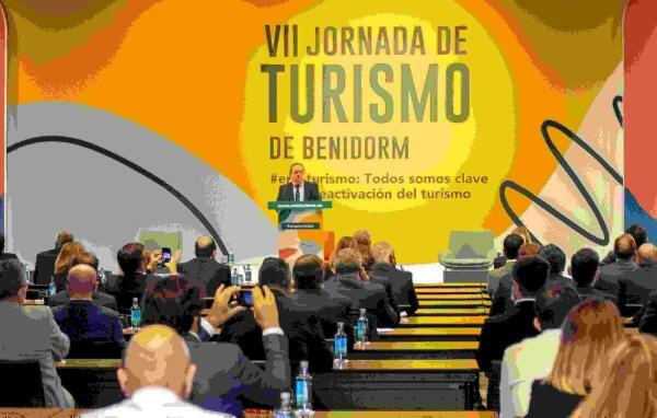 El alcalde asiste a la VII Jornada de Turismo de Benidorm que organiza AVE y destaca la idoneidad de la campaña #EresTurismo