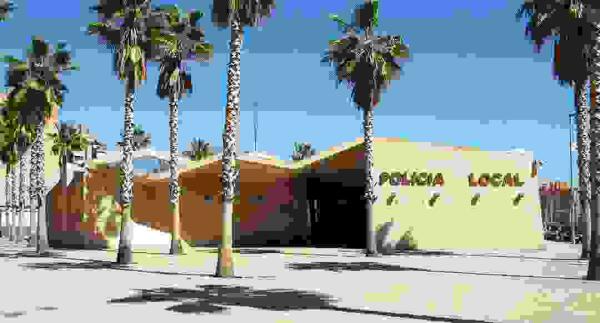 Polic&iacute;a Local detiene a dos personas en la Vila Joiosa por robar en el interior de veh&iacute;culos estacionados en la calle. 