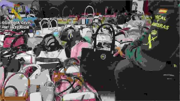 La Guardia Civil asesta un duro golpe contra la venta de falsificaciones en La Marina Baja 